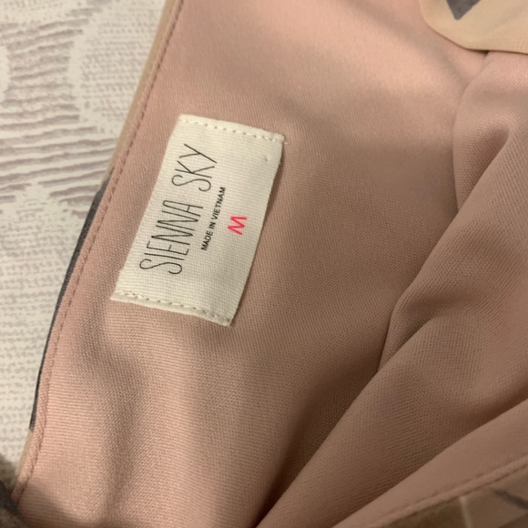 🌸HOST PICK🌸 Beautiful flower pattern dress - Picture 6 of 8